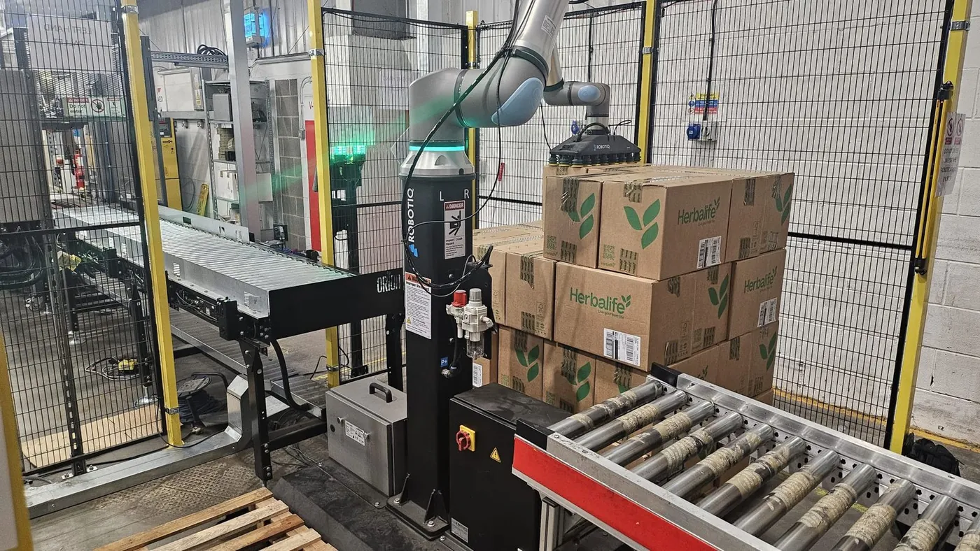 Expeditors palletising cell — Orion plug-and-play upgrade sorting parcels by carrier straight to pallet